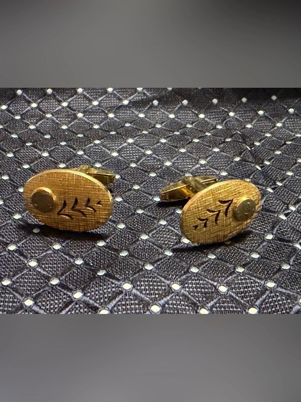 Gold-Tone Oval Men's Cufflinks - Classic Arrow Motif